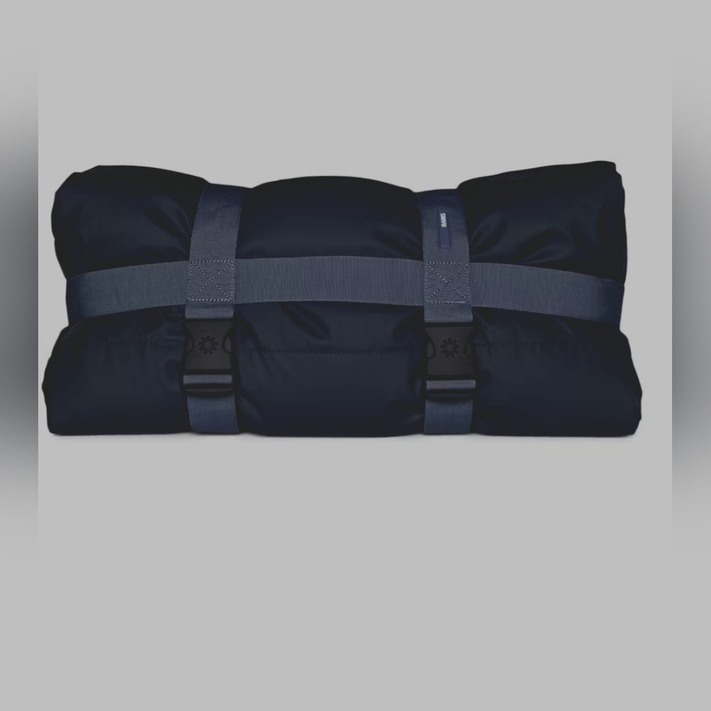 NWT Rains Waterproof Blanket Navy $125 retail - Picture 2 of 6